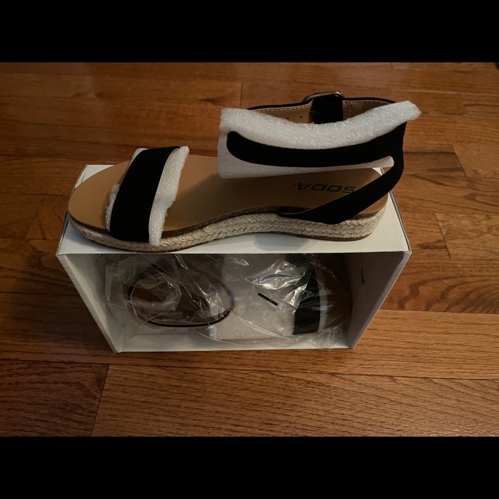 Soda Sandals Black. 6.5